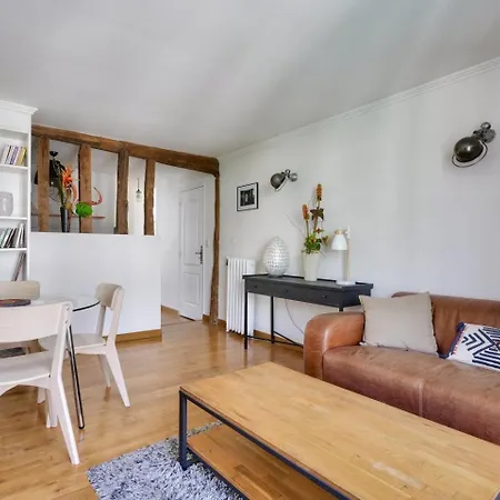 Apartment Stunning 1br Flat With Balcony Near Metro Station *