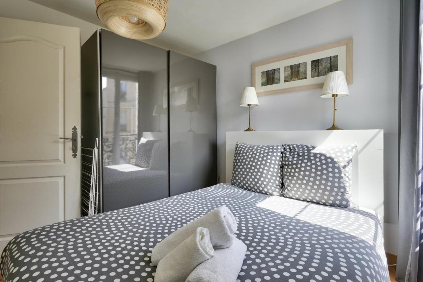 Appartamento Stunning 1br Flat With Balcony Near Metro Station Parigi
